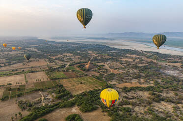 Heißluftballon bei Sonnenaufgang über den Tempeln von Bagan (Pagan), Myanmar (Burma), Asien - RHPLF15737