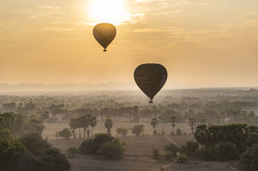 Heißluftballons bei Sonnenaufgang über den Tempeln von Bagan (Pagan), Myanmar (Burma), Asien - RHPLF15739