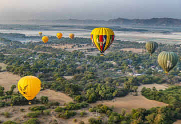 Heißluftballons bei Sonnenaufgang über den Tempeln von Bagan (Pagan), Myanmar (Burma), Asien - RHPLF15742