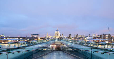 Landschaftsfoto der Millennium Bridge mit St. Pauls im Hintergrund, London, England, Vereinigtes Königreich, Europa - RHPLF15772