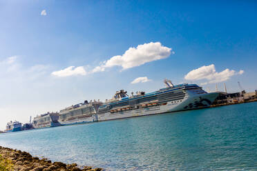 Das Kreuzfahrtschiff Coral Princess von Princess Cruises darf endlich in Miami anlegen, wo kranke Passagiere mit dem COVID-19-Virus liegen, Miami, Florida, Vereinigte Staaten von Amerika, Nordamerika - RHPLF15774