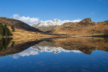 Blea Tarn mit Spiegelreflexionen, Blea Tarn, Lake District National Park, UNESCO-Weltkulturerbe, Cumbria, England, Vereinigtes Königreich, Europa - RHPLF15781