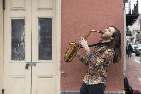 Saxophonspieler an einer Ecke der Bourbon Street im französischen Viertel von New Orleans, Louisiana, Vereinigte Staaten von Amerika, Nordamerika - RHPLF15804