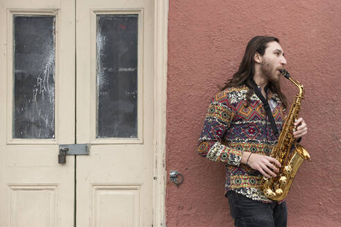 Saxophonspieler an einer Ecke der Bourbon Street im französischen Viertel von New Orleans, Louisiana, Vereinigte Staaten von Amerika, Nordamerika - RHPLF15805