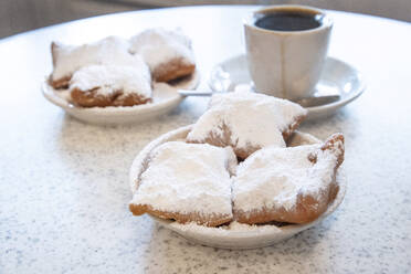 Berühmte Speisen aus New Orleans: Beignets und Zichorienkaffee im Cafe Du Monde, New Orleans, Louisiana, Vereinigte Staaten von Amerika, Nordamerika - RHPLF15807