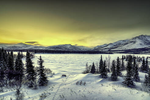 Sonnenaufgang über dem zugefrorenen Otto Lake und den schneebedeckten Bergen des Denali National Park im Hintergrund, Alaska, Vereinigte Staaten von Amerika, Nordamerika - RHPLF15816