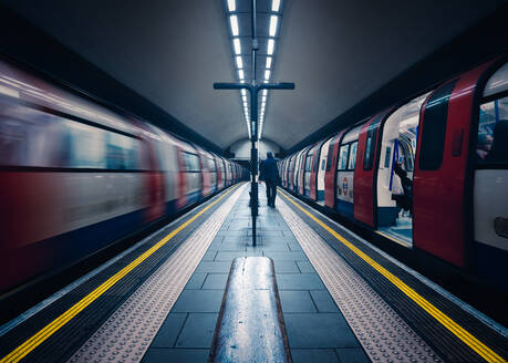 Ein stehender und ein fahrender U-Bahn-Zug, London Tube Station, Clapham Common, Clapham, London, England, Vereinigtes Königreich, Europa - RHPLF15817