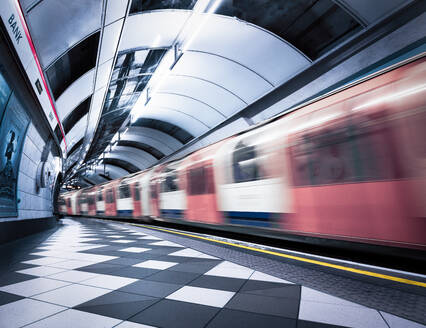 Bank Station, die die Bewegung des fahrenden Zuges aufnimmt, London, England, Vereinigtes Königreich, Europa - RHPLF15818