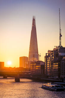 The Shard bei Sonnenaufgang an einem kalten Wintermorgen mit Themse und Flusskreuzfahrtschiff und Sonnenreflexionen in Fenstern, London, England, Vereinigtes Königreich, Europa - RHPLF15820