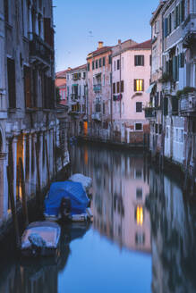 Blaue Stunde in Venedig, Italien, Europa. - CAVF86849