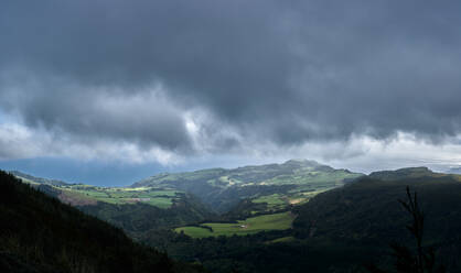 Blick aus der Wolkenhöhe auf einen grünlichen Berg in Sao Miguel, Azoren - CAVF86865