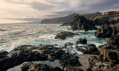 Küstenlandschaft auf den Azoren bei Sonnenuntergang. Schöner Ort am Meer - CAVF86866