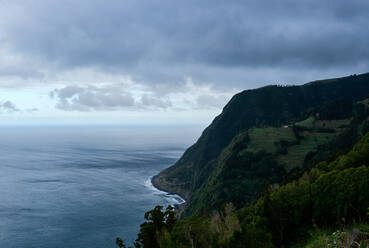 Landschaft mit Meer und grünlichen Bergen in Sao Miguel, Azoren - CAVF86867