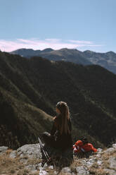 Mädchen in den Bergen beobachten die Landschaft. Wanderer Konzept - CAVF86903