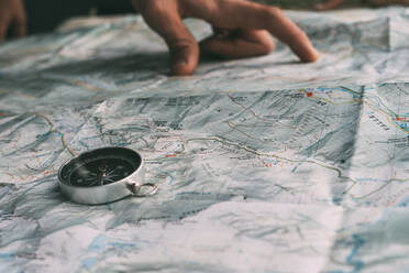 Planung der Route auf einer Karte und einem Kompass - CAVF86904