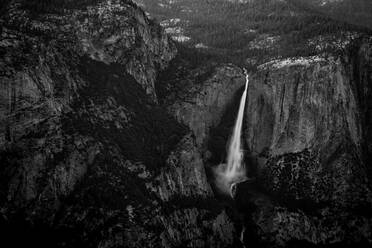 Yosemite Falls vom Taft Point aus gesehen in Schwarz-Weiß - CAVF86914