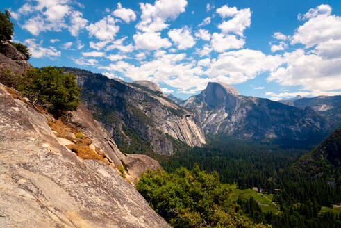 Half Dome erhebt sich über das Yosemite Valley - CAVF86917
