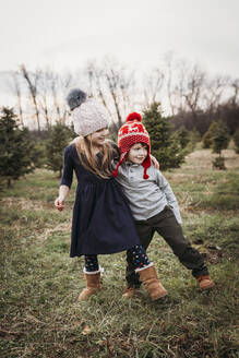 Junge und Mädchen auf dem Weihnachtsbaumhof - CAVF86953