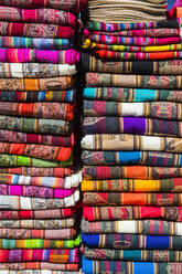 Bunte Stoffe an einem Marktstand, San Pedro de Atacama - CAVF86973