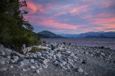 Blick auf den Sonnenuntergang am Nahuel Huapi See in Patagonien - CAVF86988