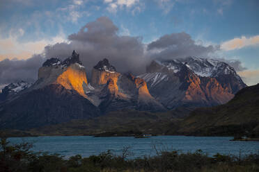 Sonnenaufgang im Torres del Paine-Nationalpark in Patagonien - CAVF87043