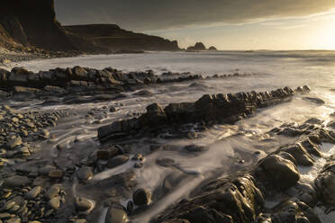Dramatische Felsvorsprünge an der Küste von North Devon, Devon, England, Vereinigtes Königreich, Europa - RHPLF15846