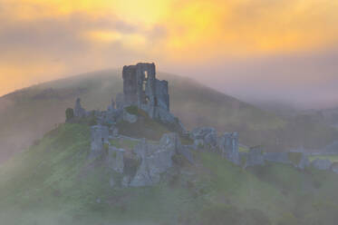 Corfe Castle bei Sonnenaufgang, Dorset, England, Vereinigtes Königreich, Europa - RHPLF15859