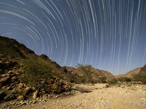 Sternenspuren bei Nacht im Wadi Al Arbeen, Sultanat Oman, Naher Osten, lizenzfreies Stockfoto