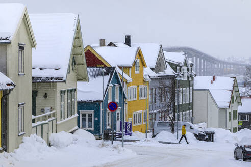 Historische bunte Holzhäuser, Brücke, schwerer Schnee im Winter, Tromso, Troms og Finnmark, Polarkreis, Nordnorwegen, Skandinavien, Europa - RHPLF15881