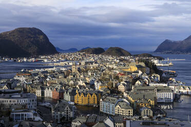 Blick vom Aksla-Hügel über Alesund, Jugendstilgebäude, Berge und Meer im Winter, Alesund, More og Romsdal, Norwegen, Skandinavien, Europa - RHPLF15885