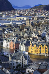 Blick vom Aksla-Hügel über das schöne Alesund, bunte Jugendstilgebäude im Winter, Alesund, More og Romsdal, Norwegen, Skandinavien, Europa - RHPLF15886