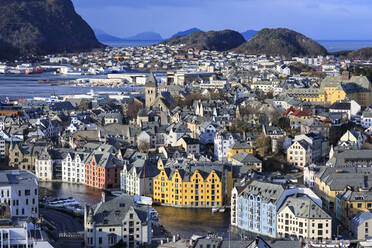 Blick vom Aksla-Hügel über Alesund, Jugendstilgebäude, Berge und Meer im Winter, Alesund, More og Romsdal, Norwegen, Skandinavien, Europa - RHPLF15887