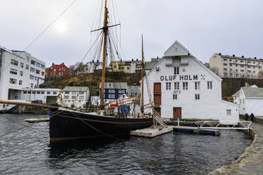 Schönes Alesund, Hafenviertel, historisches Boot, Holzlagerhaus im Winter, Alesund, More og Romsdal, Norwegen, Skandinavien, Europa - RHPLF15888