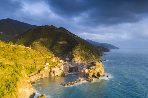 Luftaufnahme der Wolken bei Sonnenuntergang über dem Küstendorf Vernazza, Cinque Terre, UNESCO-Weltkulturerbe, Provinz La Spezia, Ligurien, Italien, Europa - RHPLF15893