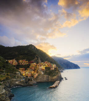 Panoramablick auf Manarola bei Sonnenaufgang, Cinque Terre, UNESCO-Weltkulturerbe, Provinz La Spezia, Ligurien, Italien, Europa - RHPLF15895