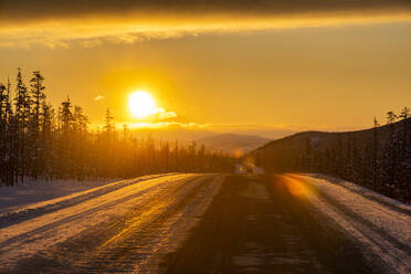 Sonnenuntergang über der Straße der Knochen, Republik Sacha (Jakutien), Russland, Eurasien - RHPLF15915