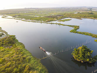 Blick von einer Drohne auf ein kleines Boot auf dem Inle-See zwischen den schwimmenden Gärten, Shan-Staat, Myanmar (Burma), Asien - RHPLF15931