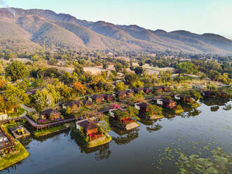 Luftaufnahme einer Drohne von Überwasserbungalows, Inle-See, Shan-Staat, Myanmar (Burma), Asien - RHPLF15936