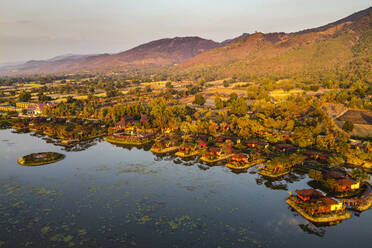 Drohnenaufnahme der Überwasser-Bungalows am Ufer des Inle-Sees, Shan-Staat, Myanmar (Burma), Asien - RHPLF15939