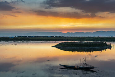 Wolken und traditionelles Ruderboot, das sich bei Sonnenuntergang im Wasser spiegelt, Inle-See, Shan-Staat, Myanmar (Burma), Asien - RHPLF15950