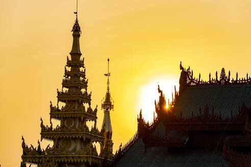 Shwedagon-Pagode bei Sonnenuntergang, Yangon (Rangun), Myanmar (Burma), Asien - RHPLF15957
