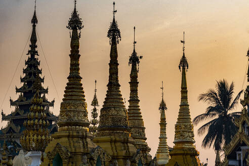 Shwedagon-Pagode bei Sonnenuntergang, Yangon (Rangun), Myanmar (Burma), Asien - RHPLF15960