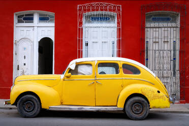 Alter gelber Oldtimer, Cienfuegos, Kuba, Westindien, Karibik, Mittelamerika - RHPLF15973
