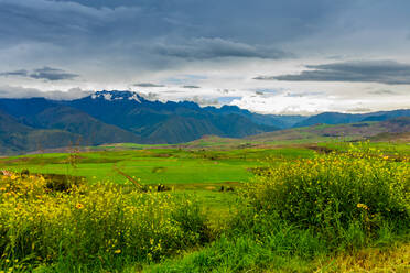 Schneebedeckte Berge im Heiligen Tal, Peru, Südamerika - RHPLF15979