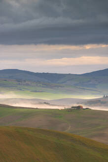 Hügellandschaft mit Bauernhaus und Nebel, Toskana, Italien, Europa - RHPLF15996