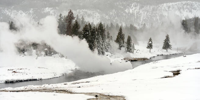 Hot Springs, die in den Firehole River münden, Wyoming, Vereinigte Staaten von Amerika, Nordamerika - RHPLF16010