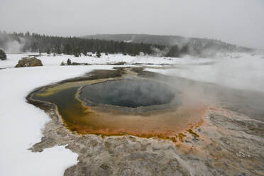 Heiße Quellen, Lower Geyser Basin, Yellowstone National Park, Wyoming, Vereinigte Staaten von Amerika, Nordamerika - RHPLF16011