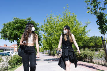 Zwei Frauen mit Gesichtsschutzmasken auf der Straße - JCMF00972