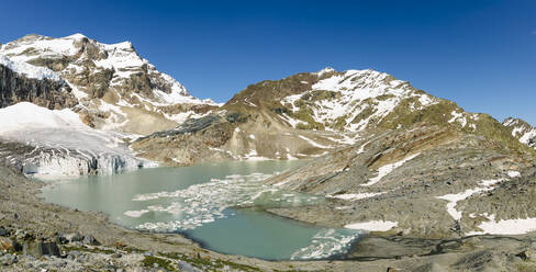 Panoramablick auf die Gletscherlagune vor dem Hintergrund der Bergkette und des blauen Himmels - MCVF00512