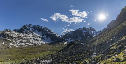 Idyllische Aufnahme einer Landschaft mit Bergen gegen den Himmel an einem sonnigen Tag - MCVF00516